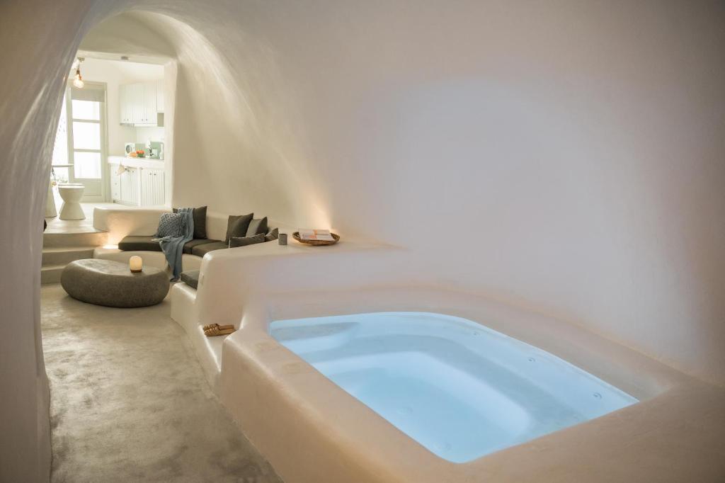 梅加洛克里Yposkafon Concept Villa的客厅设有大浴缸