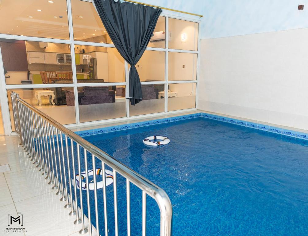 塔伊夫منتجع الكناري للفلل الفندقية الفاخرة Canary resort的一座带阳台的建筑中的室内游泳池