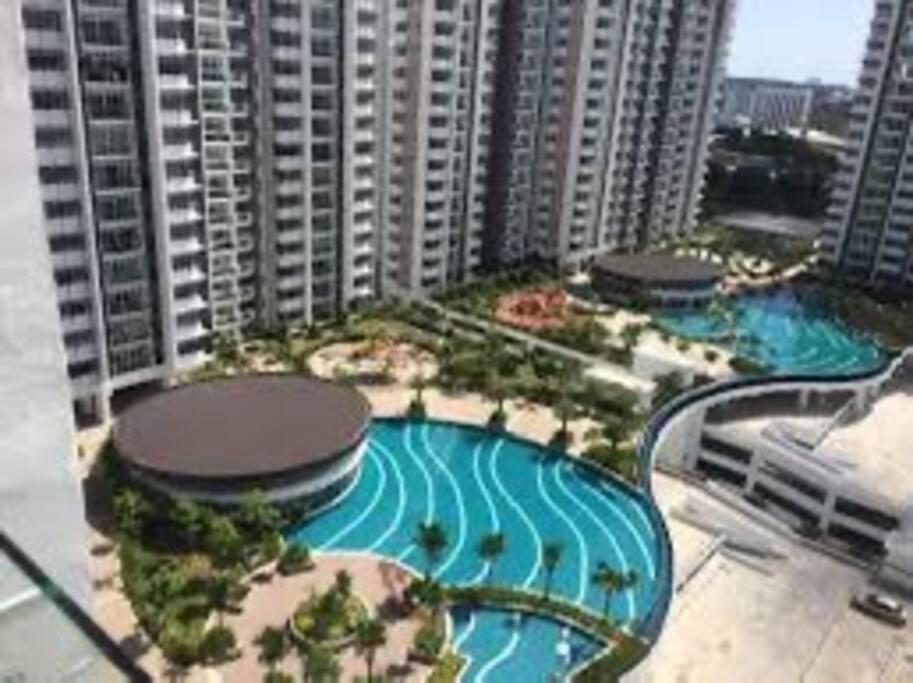 普特拉贾亚Casa Budi Dwiputra 15 Putrajaya的大楼内大型游泳池的空中景致