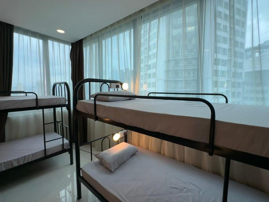 吉隆坡KLCC Dorm (7 min walking to Twin Towers)的带窗户的客房内的三张双层床