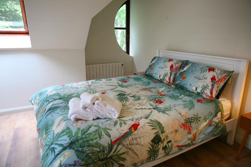Blainroe Cottage的一间卧室配有一张床,床上有毛巾