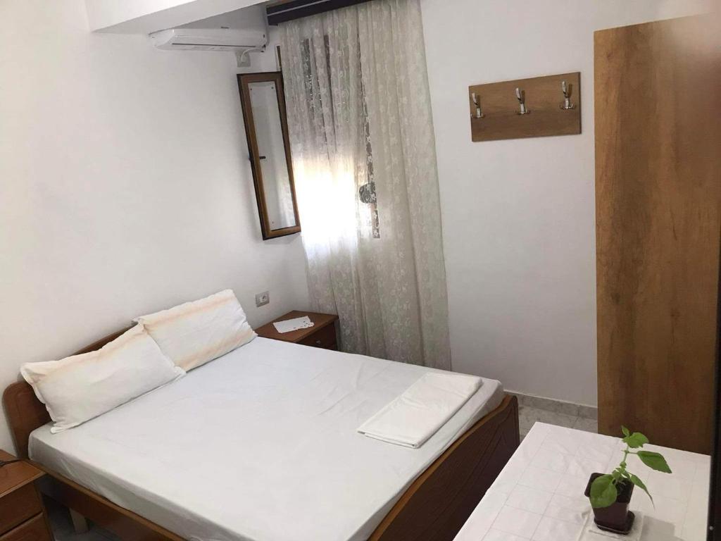 吉诺卡斯特Hostel Mateo的一间小卧室,配有白色的床和窗户