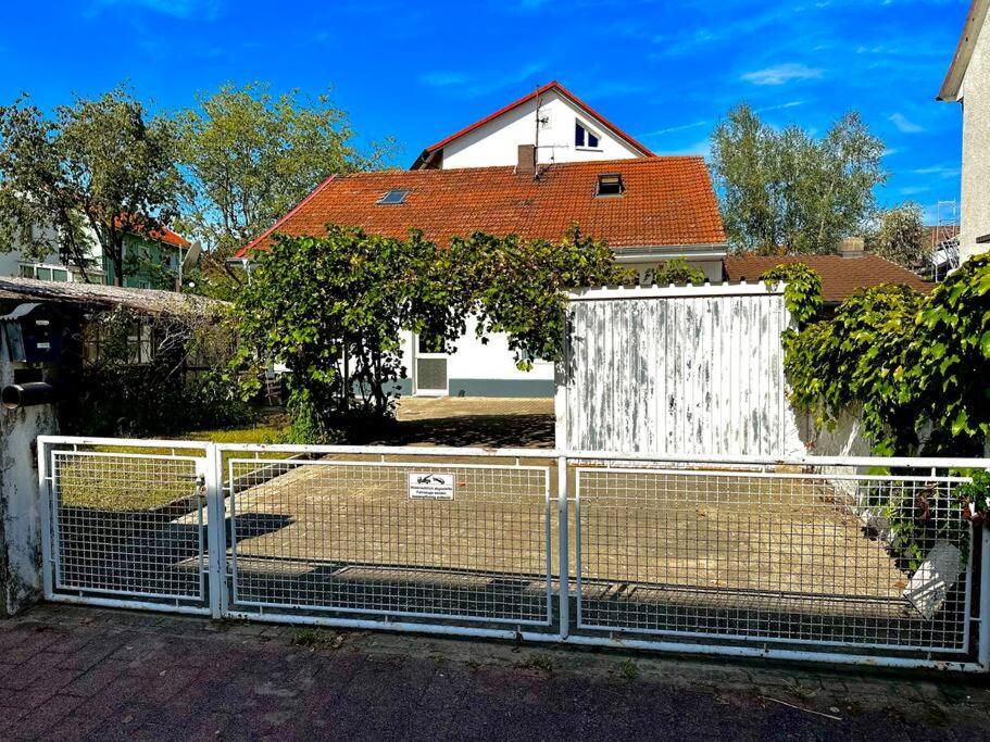 莱茵河畔威尔Bequemes und helles Einfamilienhaus mit Garten的房屋前的白色围栏