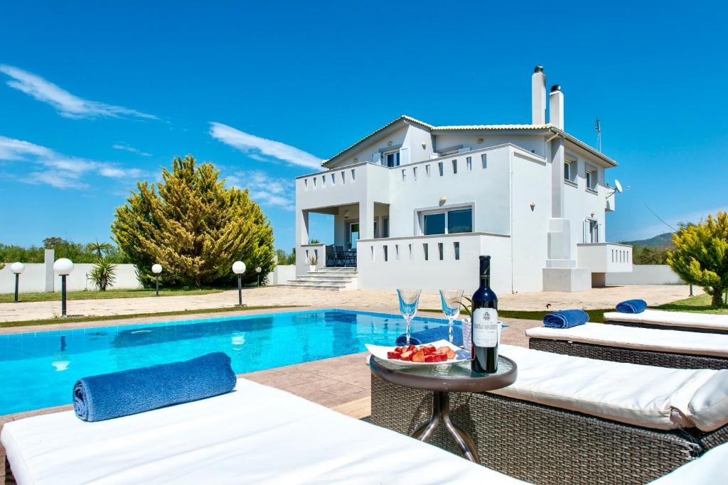 拉加纳斯Muthee Luxurious Private Villa的一座带游泳池和房子的别墅