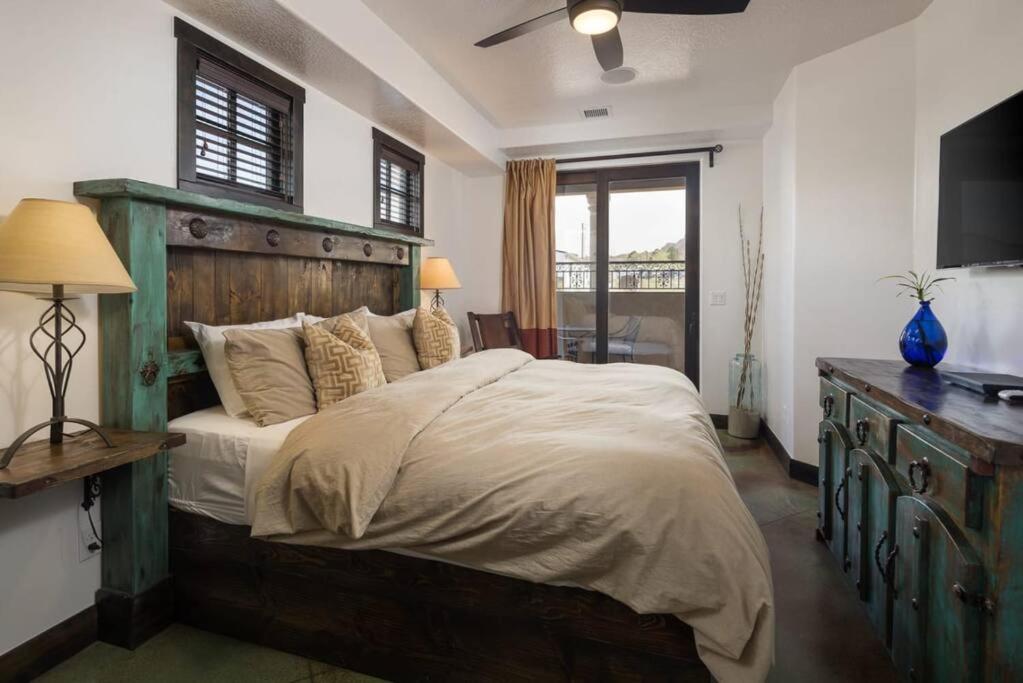 摩押Luxury Downtown Rental (Pet Friendly) - La Dolce Vita Villas #7的一间卧室配有一张大床和木制床头板