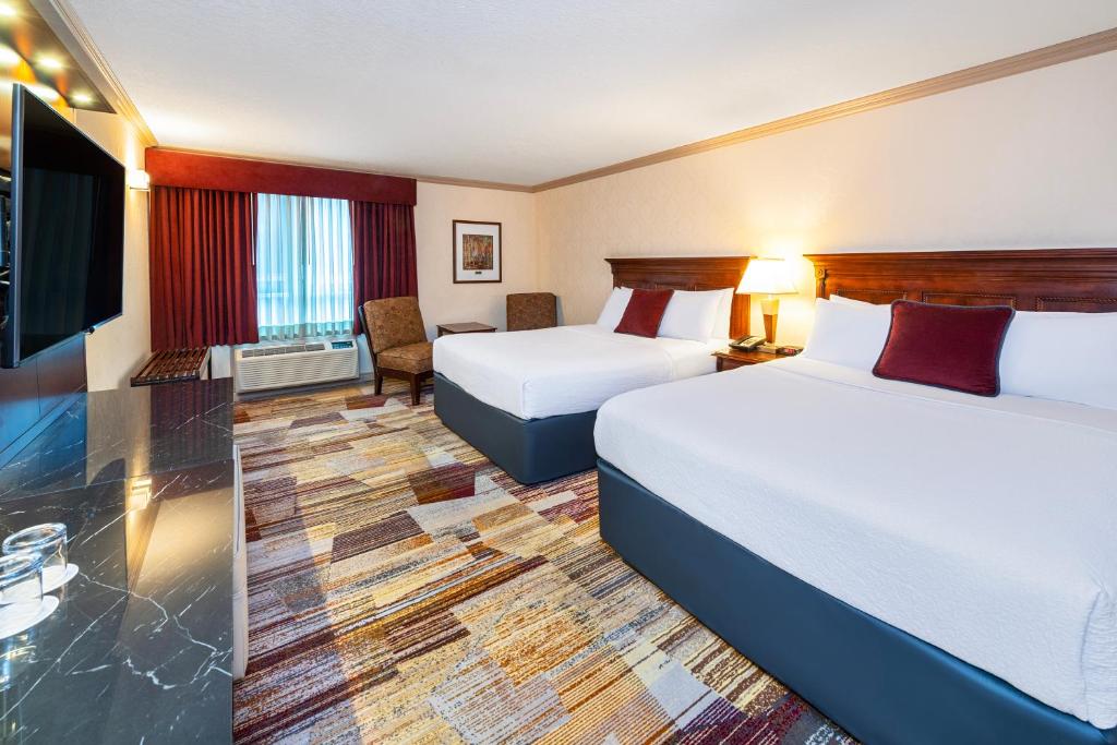 班夫Royal Canadian Lodge的酒店客房设有两张床和一台平面电视。