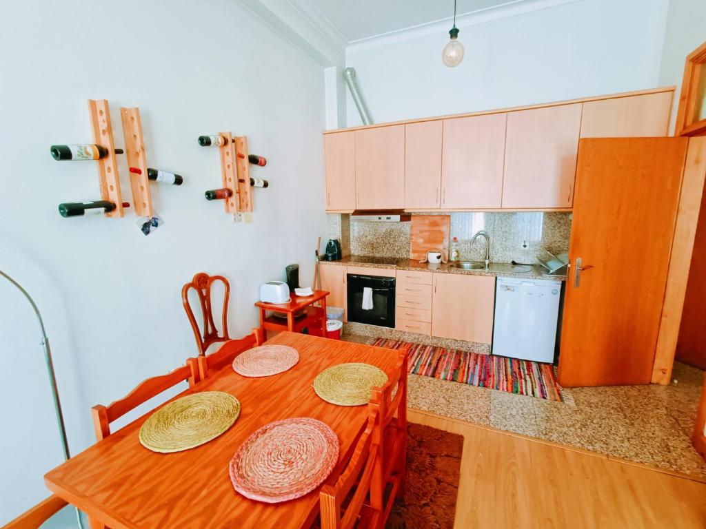 波尔图Porto Saudade的厨房配有木桌和两个盘子
