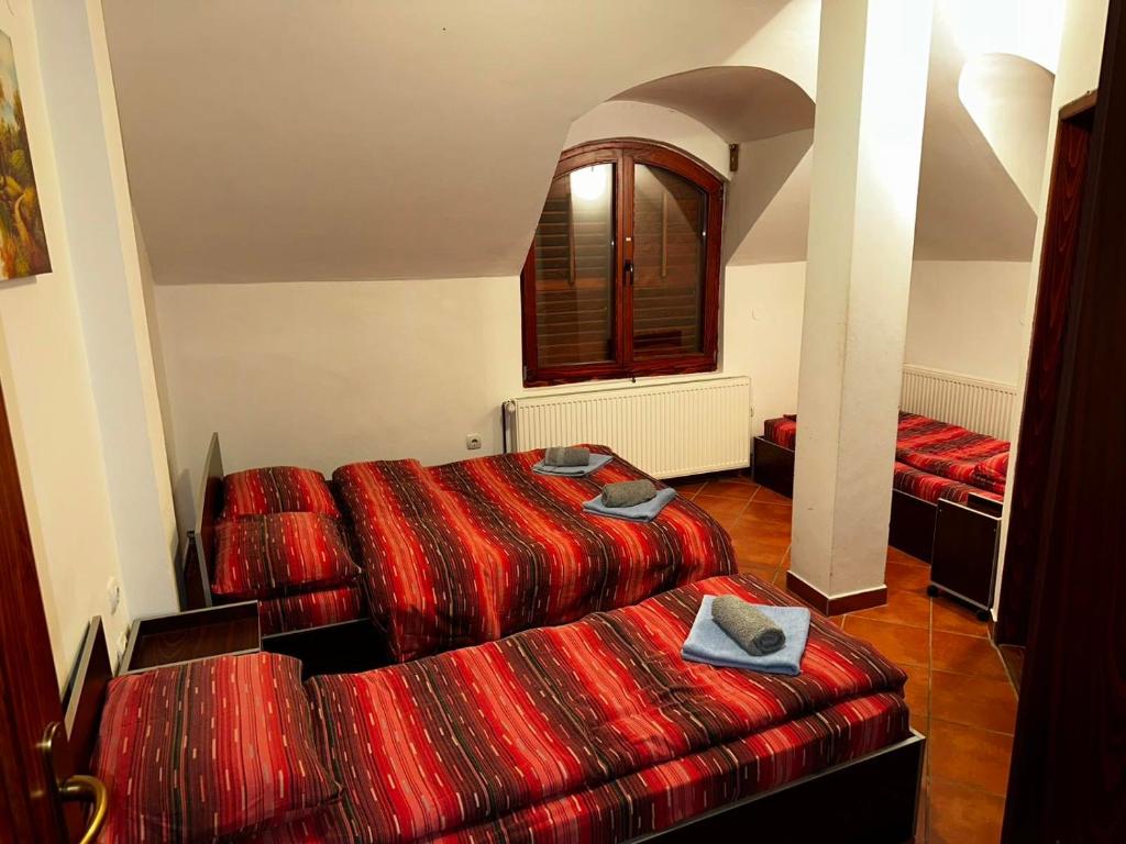 Crni VrhVila Dukat Stara Planina的红色毯子的客房内的两张床