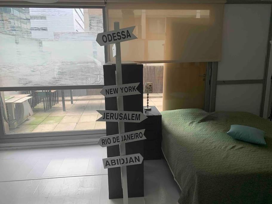 马德里Studio-Loft con Terraza的卧室内的街道标志,带床