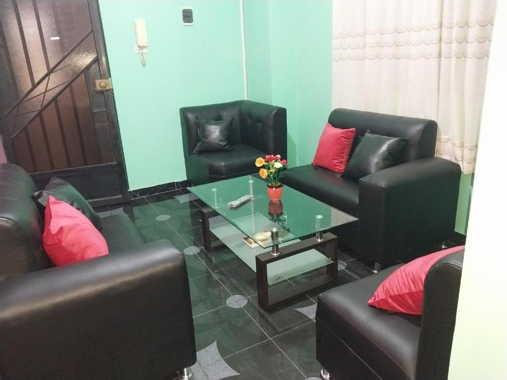 莫约班巴Depa - 204的客厅配有两把椅子和一张玻璃桌