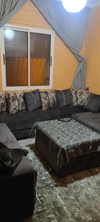 Oulad BouʼabidSimo simom的客厅配有黑色沙发和窗户