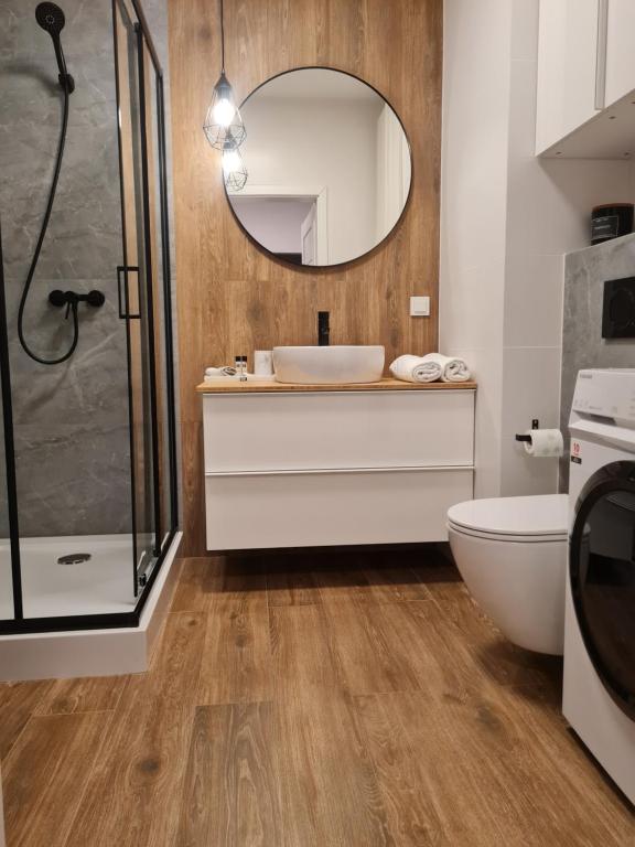 华沙Chopin airport Apartment的浴室配有卫生间、盥洗盆和淋浴。