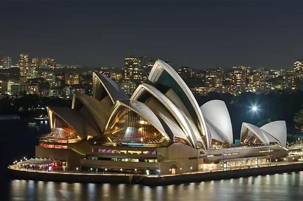 悉尼Location Location Executive Apartment的夜晚欣赏悉尼歌剧院的景色