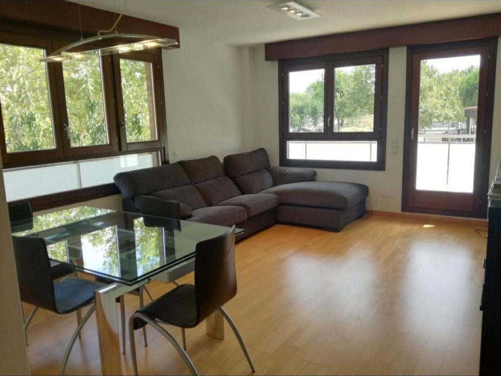 圣库加特德尔瓦勒斯Habitacion con Piscina y Sauna的带沙发和玻璃桌的客厅