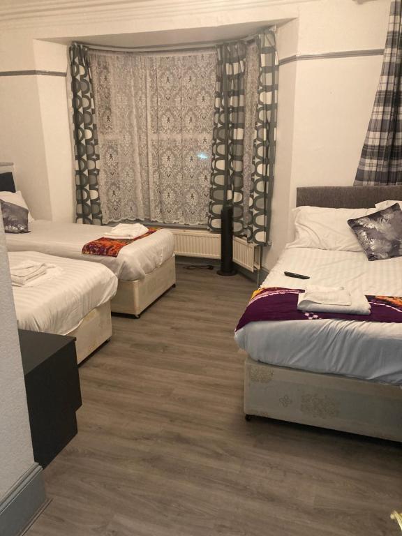 赖德Abingdon Lodge Hotel的一间卧室设有两张床和窗户。