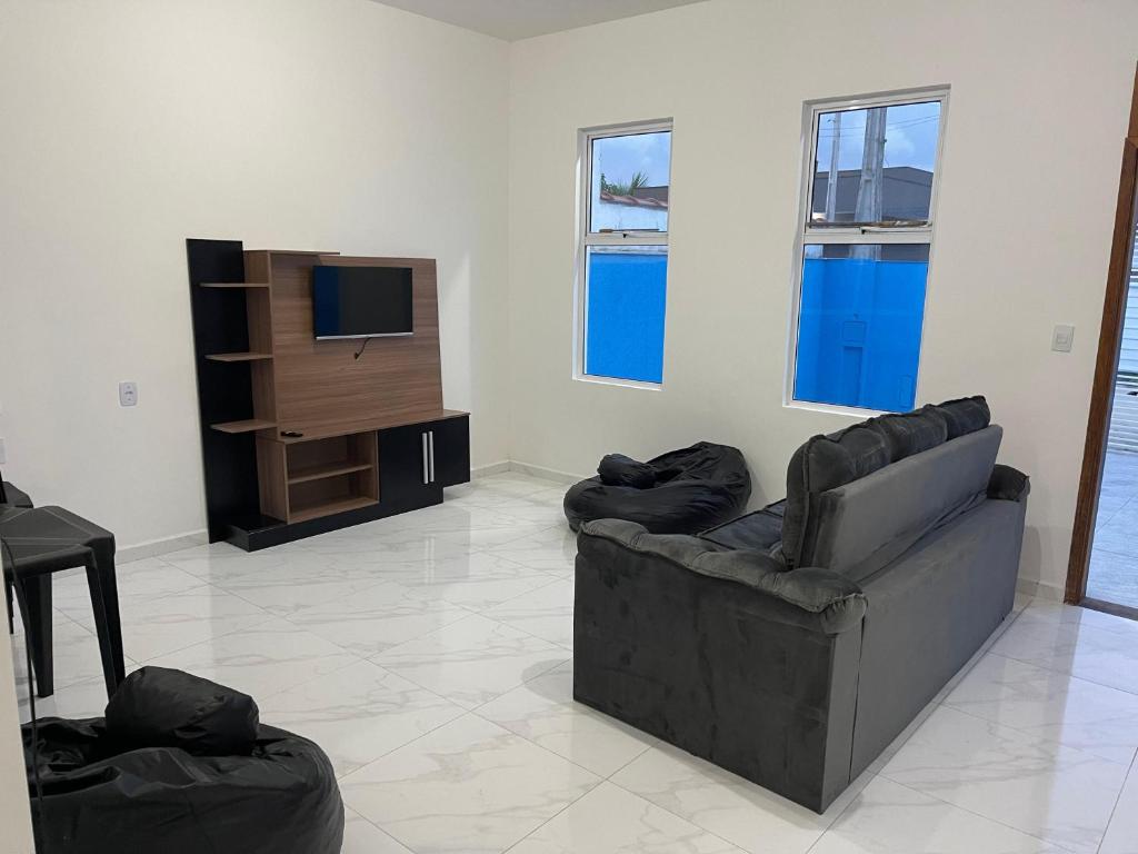 卡拉瓜塔图巴Casa nova e móveis novos的带沙发和电视的客厅