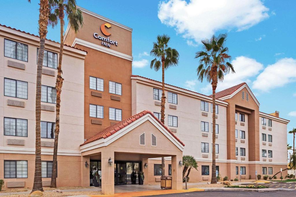 钱德勒Comfort Inn Chandler - Phoenix South I-10的棕榈树酒店外貌的 ⁇ 染