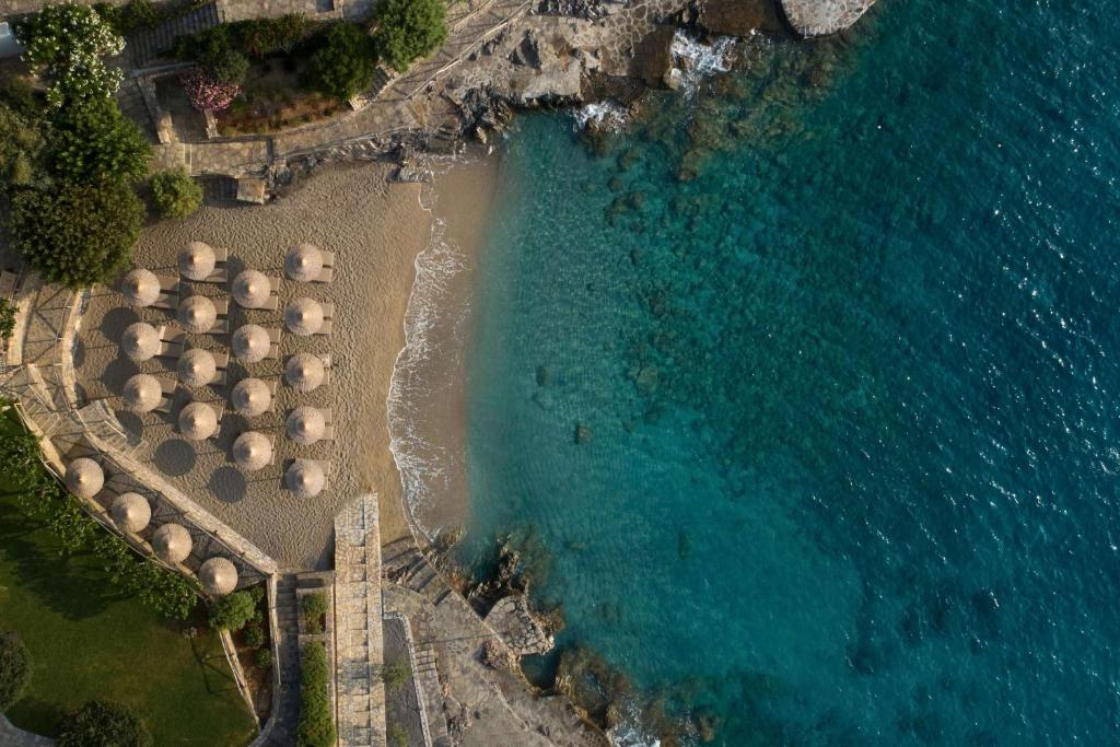 阿基欧斯尼古拉斯米诺斯宫套房酒店 - 仅限成人入住的享有海滩上方的遮阳伞和海洋美景