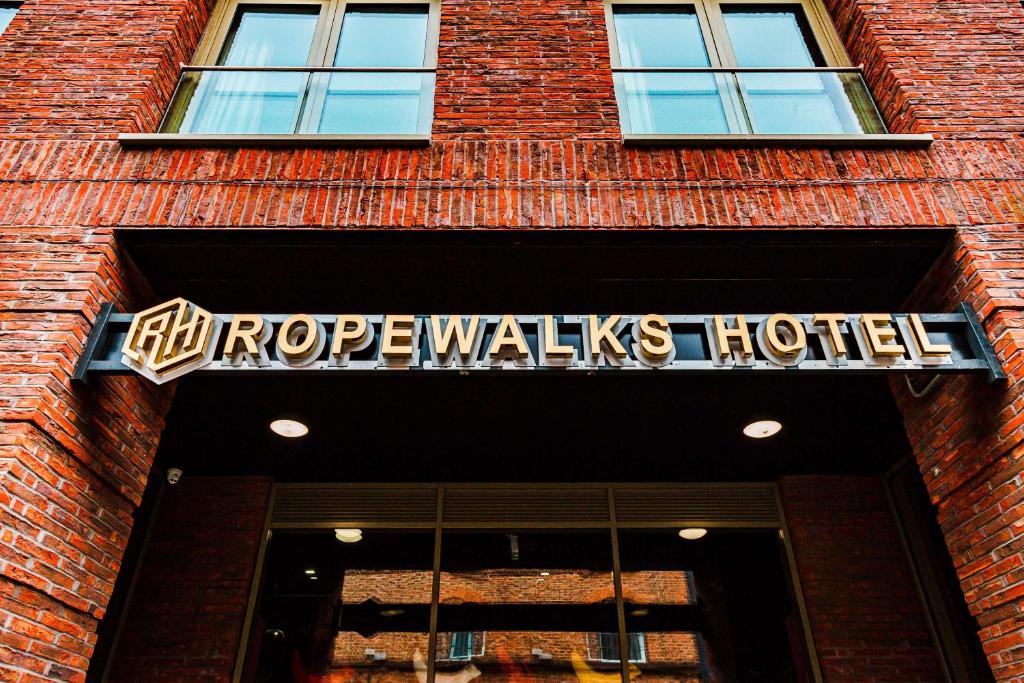 利物浦Ropewalks Hotel - BW Premier Collection的一座砖砌建筑,上面标有酒店标志