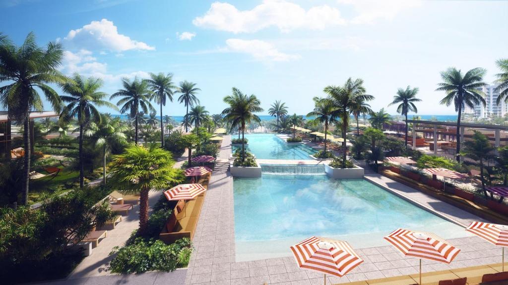Grand CaymanHotel Indigo Grand Cayman, an IHG Hotel的享有棕榈树度假村游泳池的空中景致