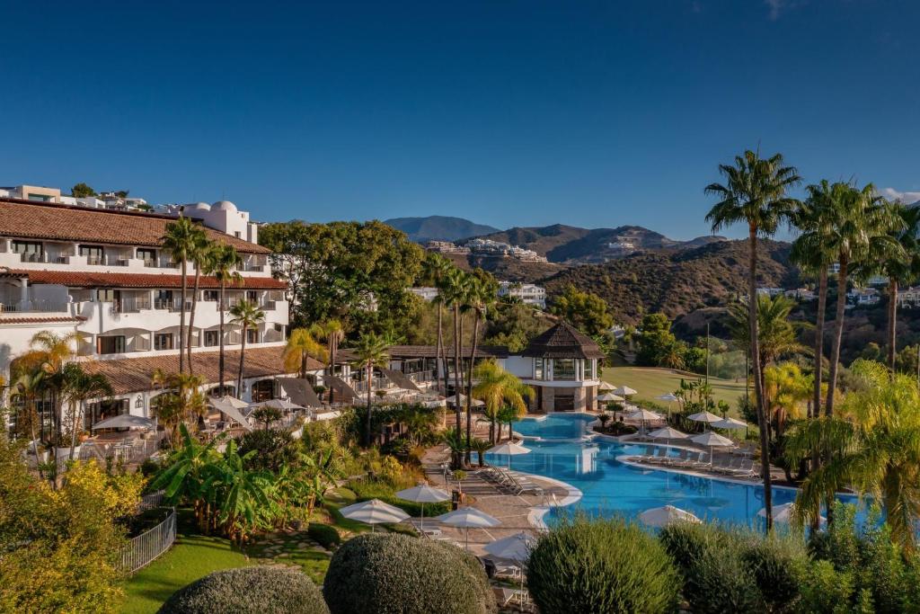 马贝拉The Westin La Quinta Golf Resort & Spa, Benahavis, Marbella的享有度假村的空中景致,设有游泳池和棕榈树