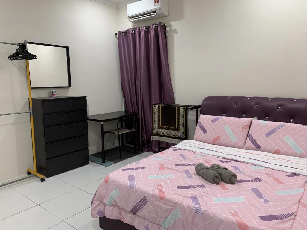 Bandar Puncak AlamRosevilla Homestay - 3R2B Fully Aircond WiFi的一间卧室,床上有两双鞋