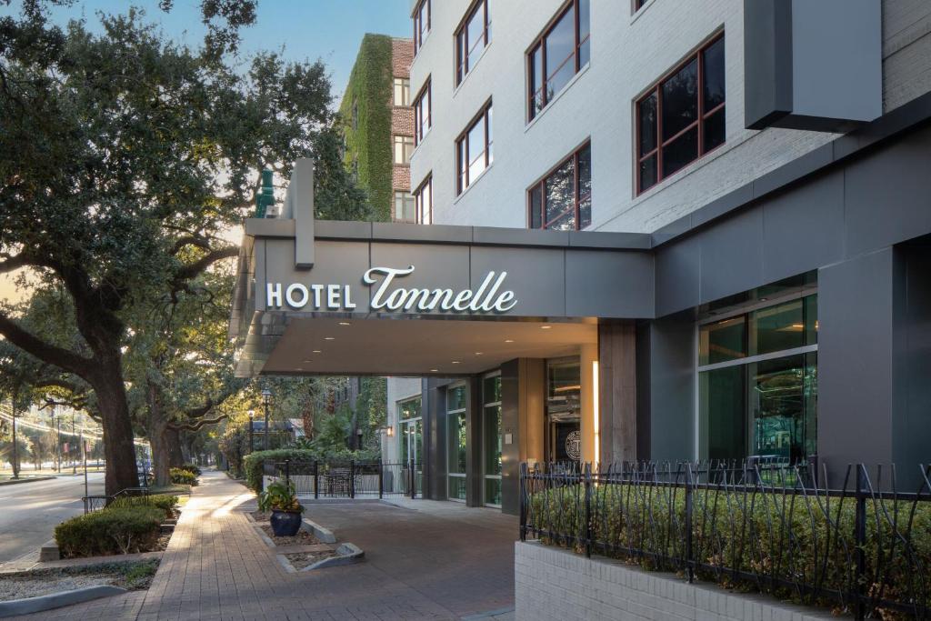 新奥尔良Hotel Tonnelle New Orleans, a Tribute Portfolio Hotel的大楼前的酒店塔玛勒标志