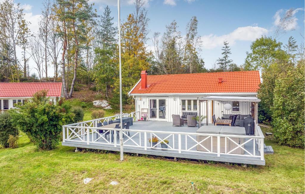 SundsandvikCozy Home In Uddevalla With House A Panoramic View的一座白色的小房子,拥有橙色的屋顶