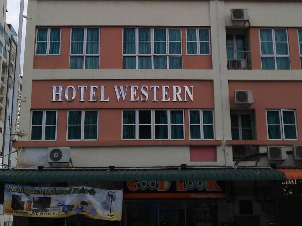 山打根Hotel Western的建筑一侧的酒店标志