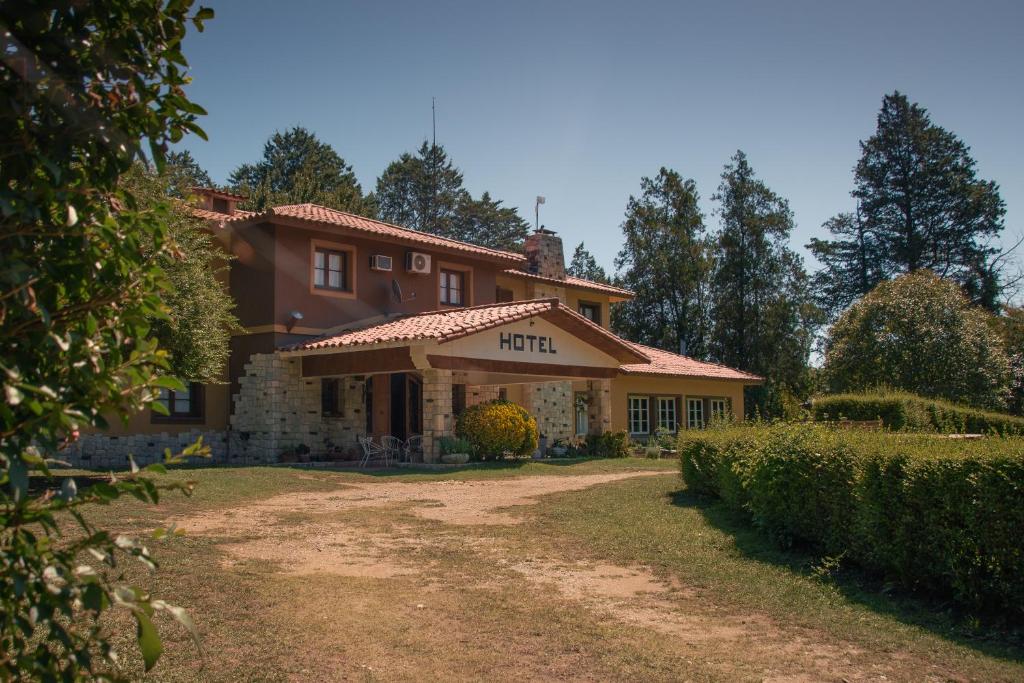 美国别墅城Hotel Lago Los Molinos的前面有一条土路的房子