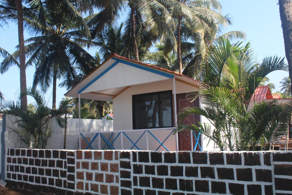 卡纳科纳Nikhil's Beach Cottages的海滩上一座砖墙房子