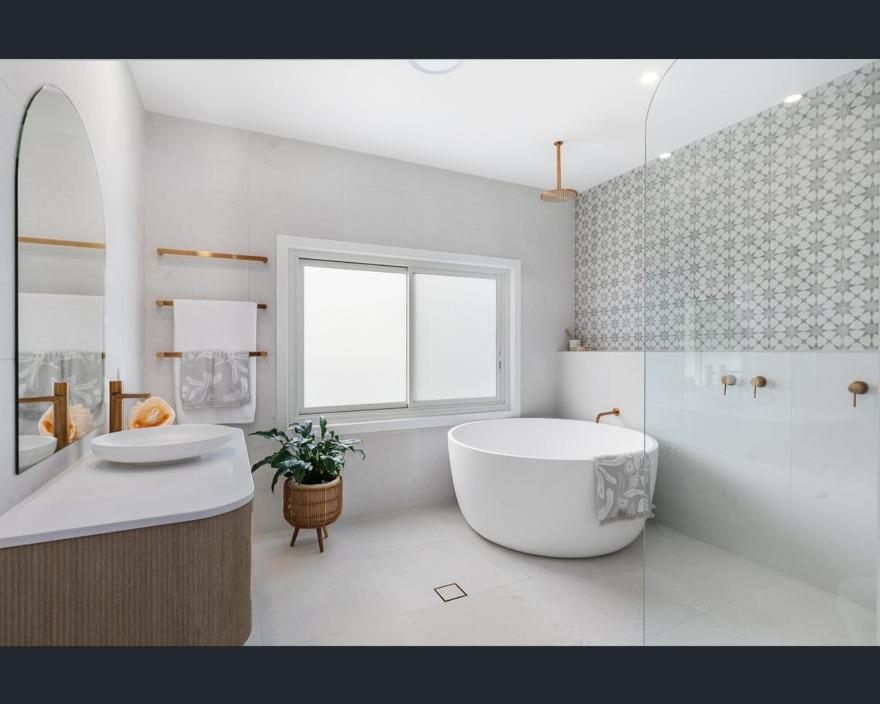 瓦布利尔Ocean Lake Oasis的白色的浴室设有大浴缸和水槽