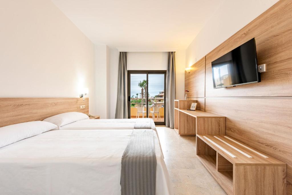 阿尔姆尼卡阿尔穆涅卡托沃索酒店的酒店客房设有两张床和一台平面电视。