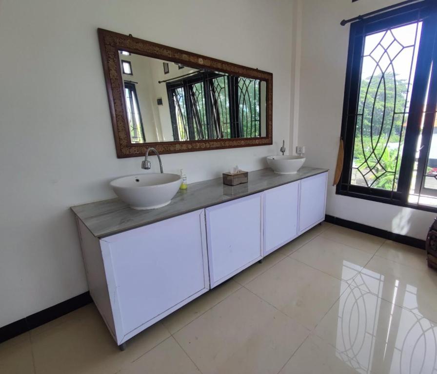 库塔Fora Capsule Hostel Tuban Kuta Bali的浴室设有2个水槽和镜子
