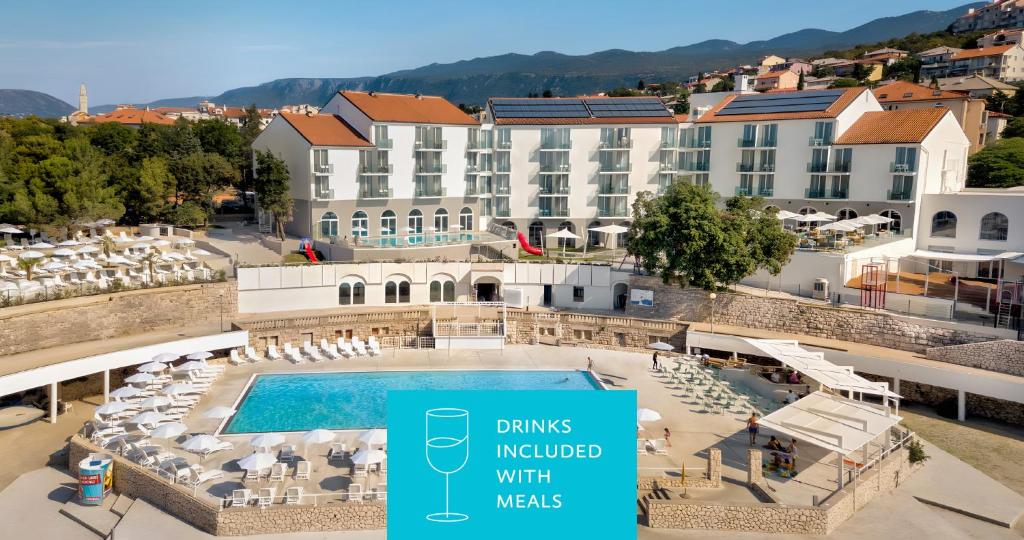 诺维·维诺多尔斯基Aminess Lišanj Family Hotel的享有酒店空中美景,设有游泳池