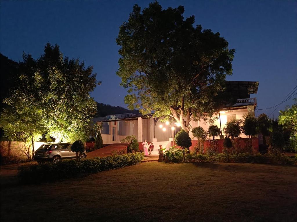 乌代浦Haveli Zorawar的夜晚在院子里停车的房子