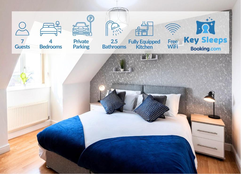 AskernModern & Spacious Cottage & Private Parking & Leisure的一间卧室配有一张带蓝色和白色枕头的床