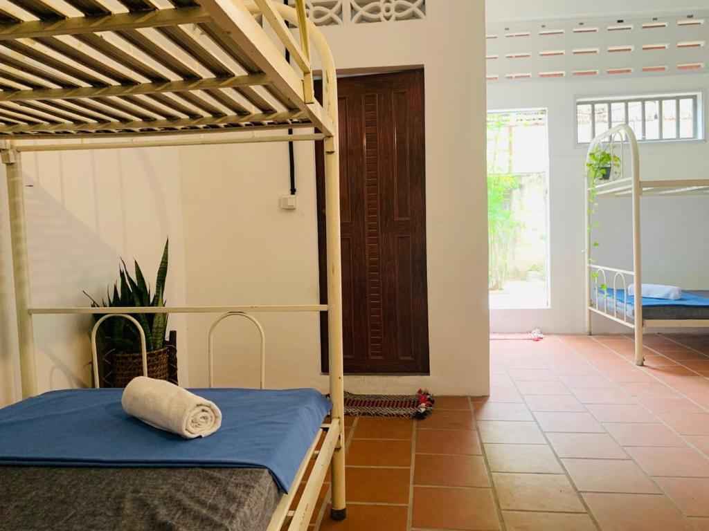 金边Villa Martial Arts Gym & Guesthouse的一间卧室配有两张双层床。