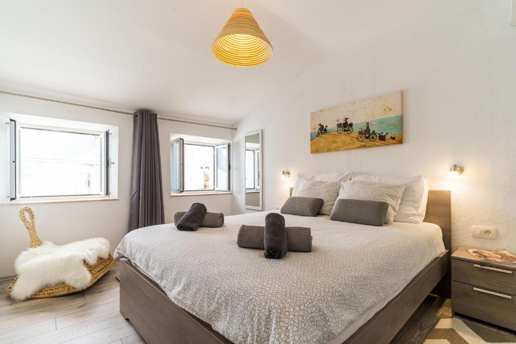 杜布罗夫尼克Apartment Mo-Mo的卧室配有一张带两个枕头的大白色床