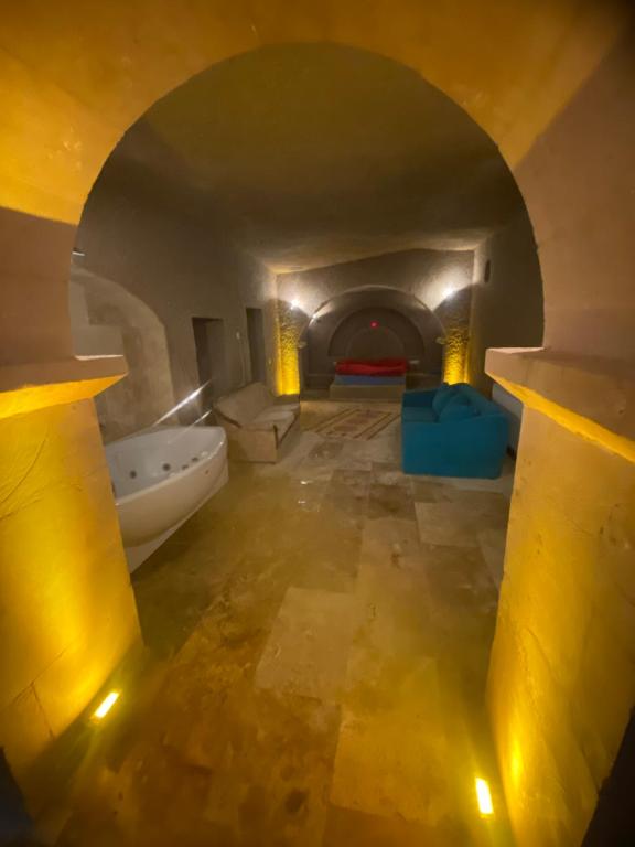 于尔居普Yeşilöz inn Cave otel的一间带浴缸的浴室