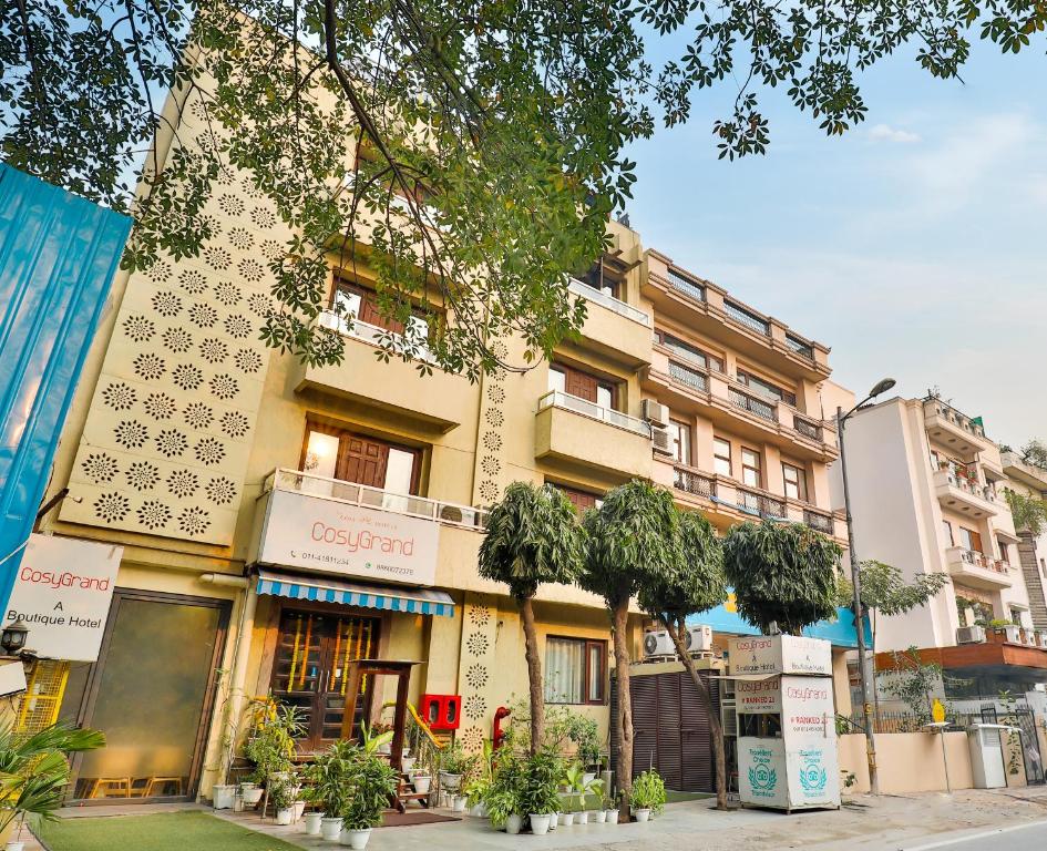 新德里Cosy Grand, Near Chanakyapuri, Embassy Area的街道边的建筑物