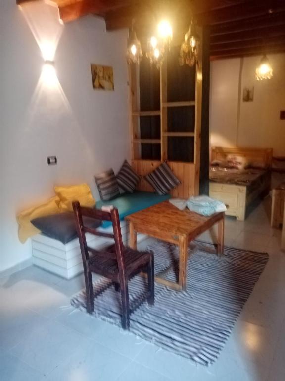 达哈布بيت مازن的客厅配有桌子和沙发