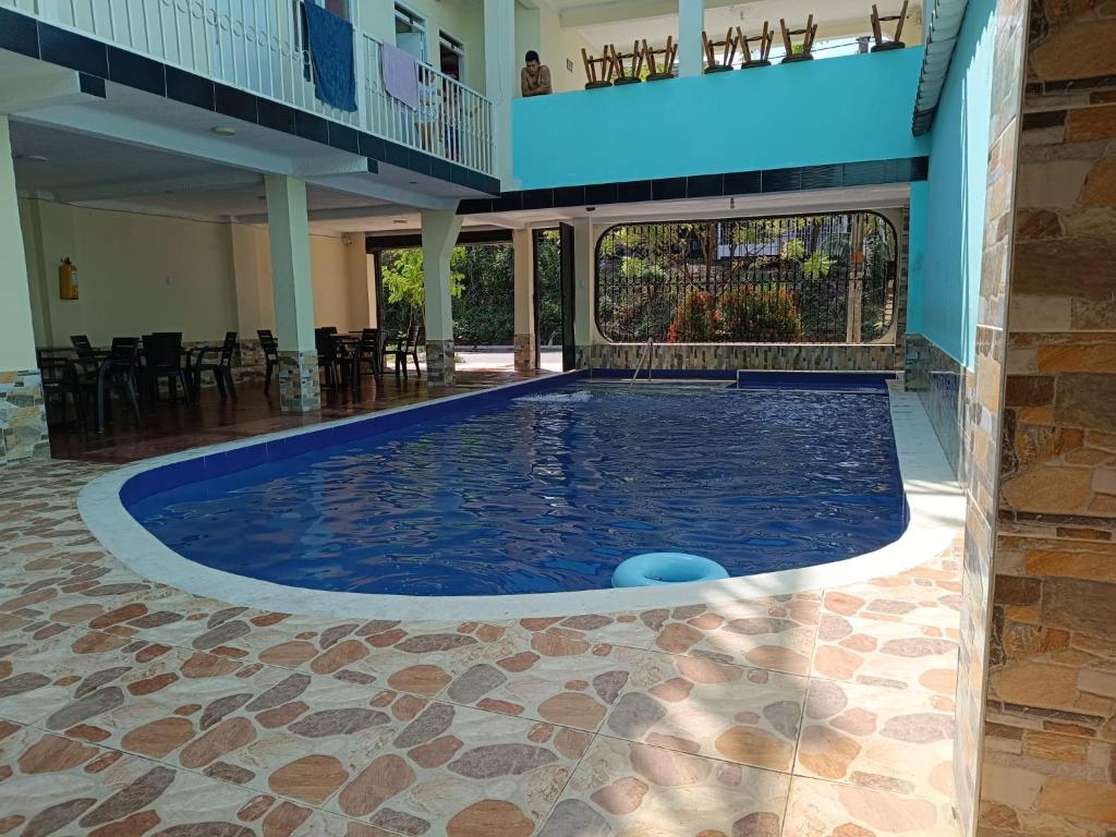 梅尔加Cambulos House的一座带庭院的建筑中的大型游泳池