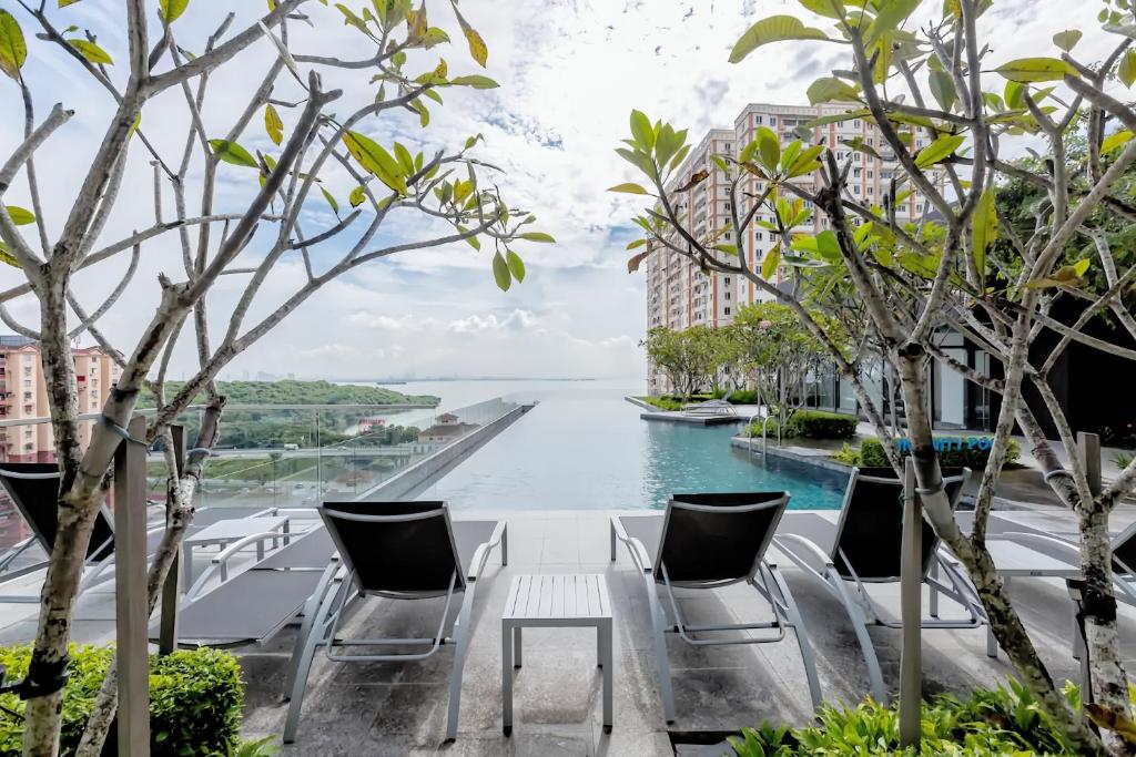 日落洞Urban Suites @ Penang的一个带椅子的庭院,享有河景