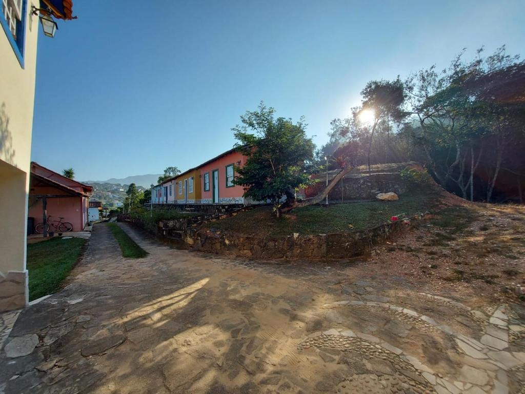 蒂拉登特斯Pouso de Santana的山丘上的房子,有街灯