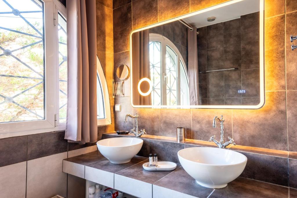 拉夫蒂港Porto Rafti Hideaway的浴室设有2个水槽和镜子