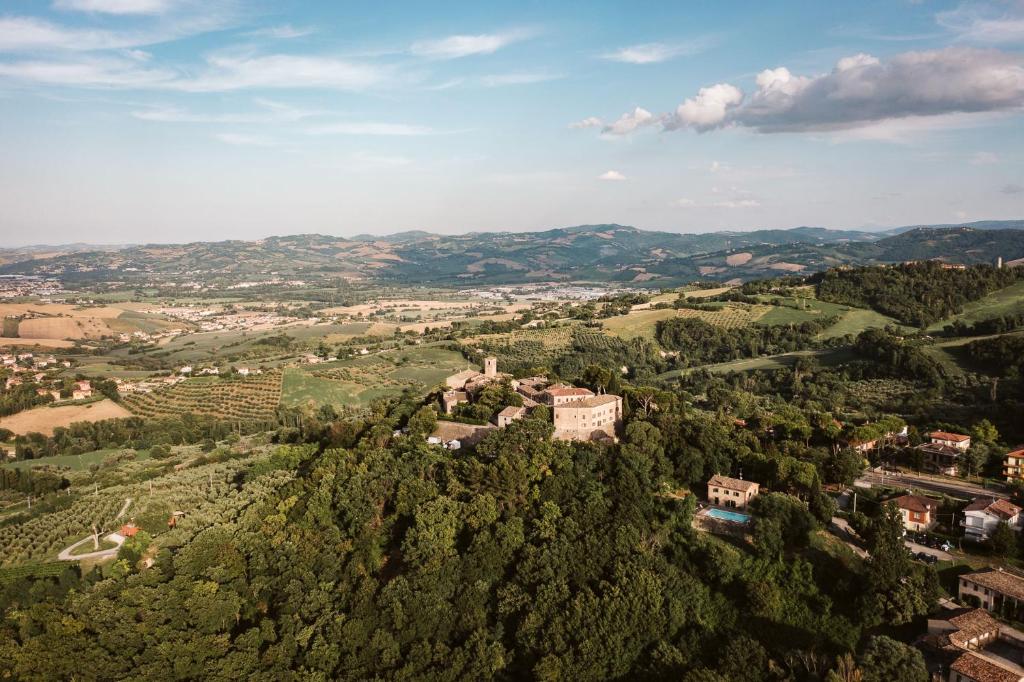 蒙特格里多尔福Palazzo Viviani Castello di Montegridolfo的山间村庄的空中景观