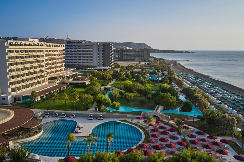 法里拉基埃斯佩罗斯宫度假酒店的享有带游泳池和海滩的度假村的空中景致