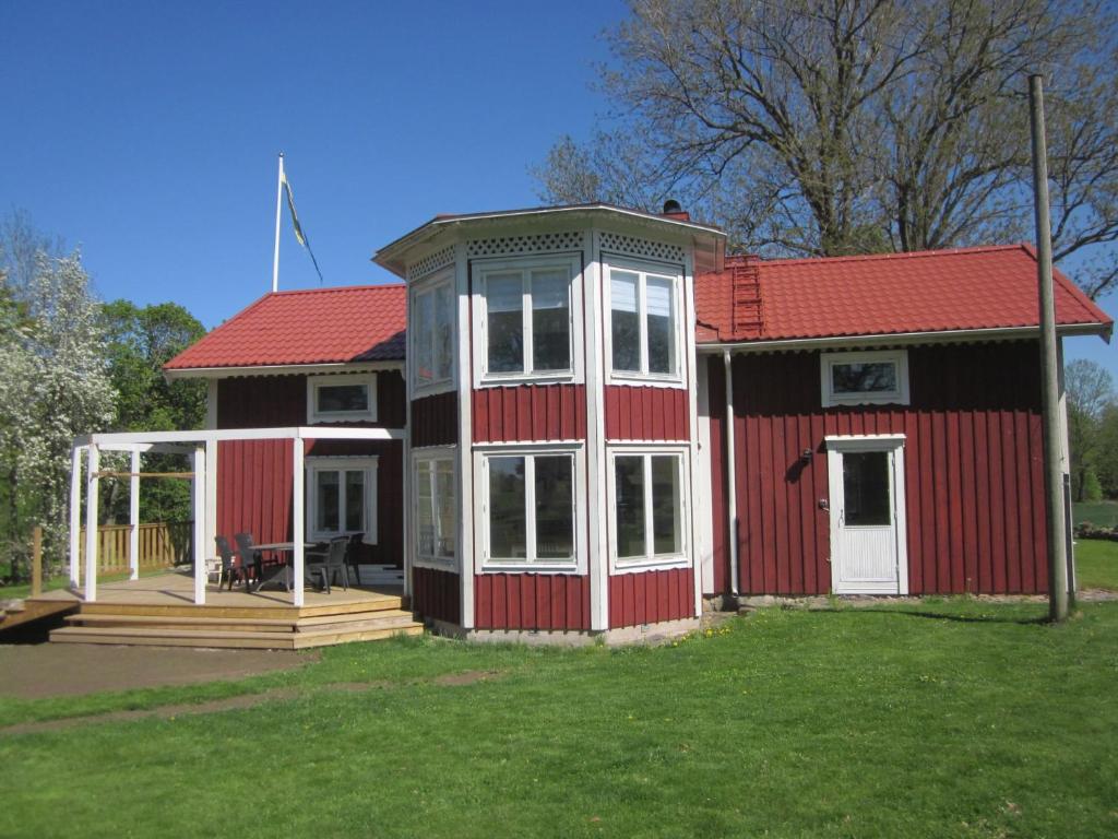KumlaHuldas gård villa med självhushåll的红色屋顶的红色小房子