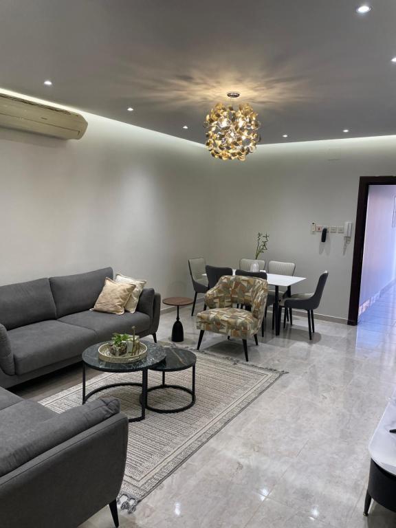 Riyadh Al Khabraشقة فاخرة دور ارضي مدخل خاص وباركنج سيارة的客厅配有沙发、椅子和桌子